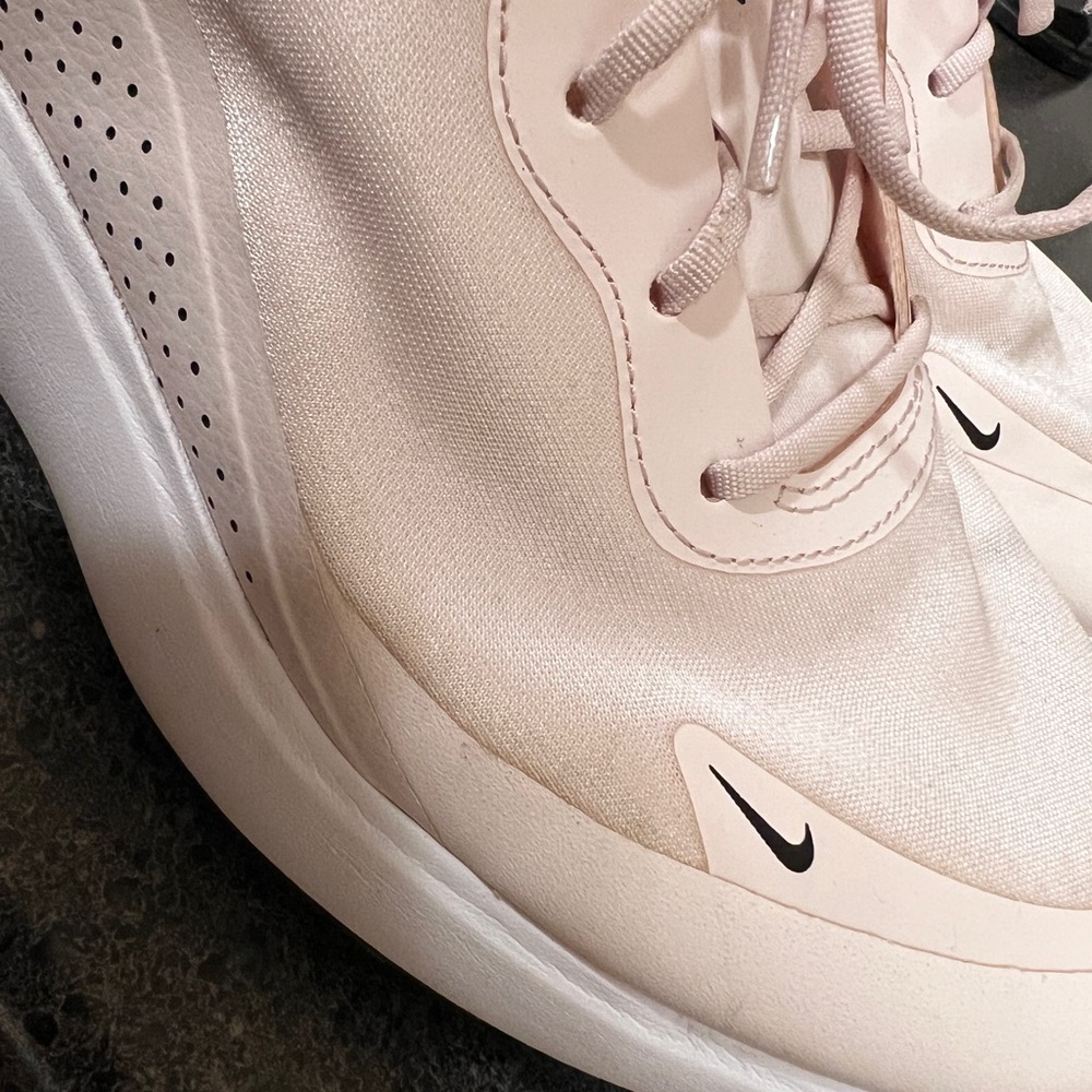 Nike air max Dia light soft pink size 6.5 women’s